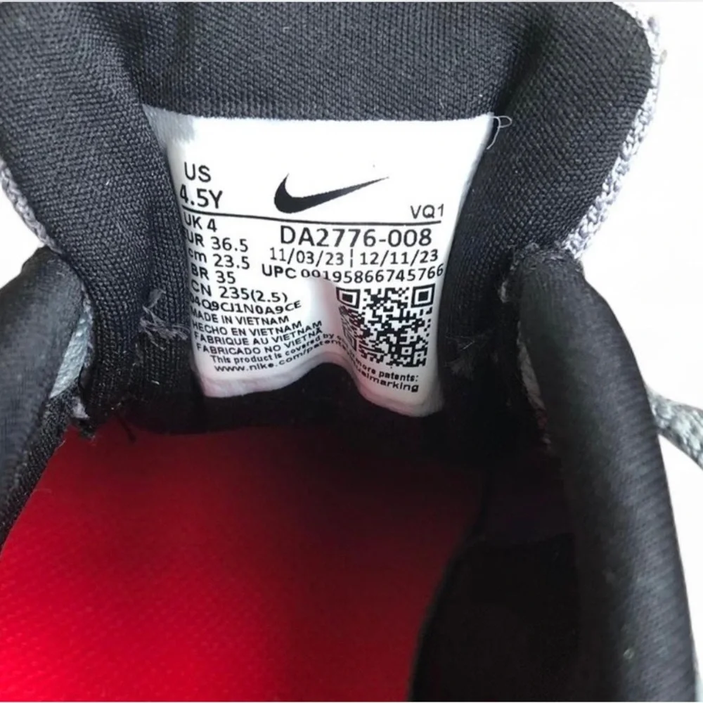 Nike Kids Star Runner 3 sneaker Smoke Grey/Siren Red-black 4.5 Big Kid